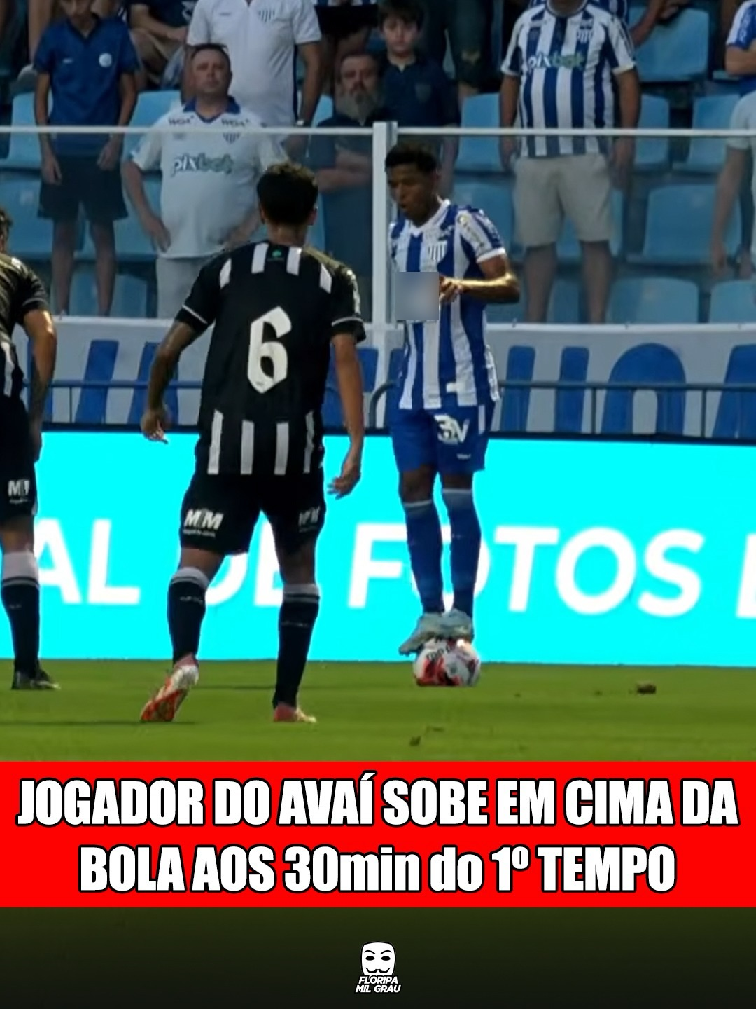 JOGADOR DO AVAÍ SOBE EM CIMA DA BOLA AOS 30 MIN. DO 1° TEMPO