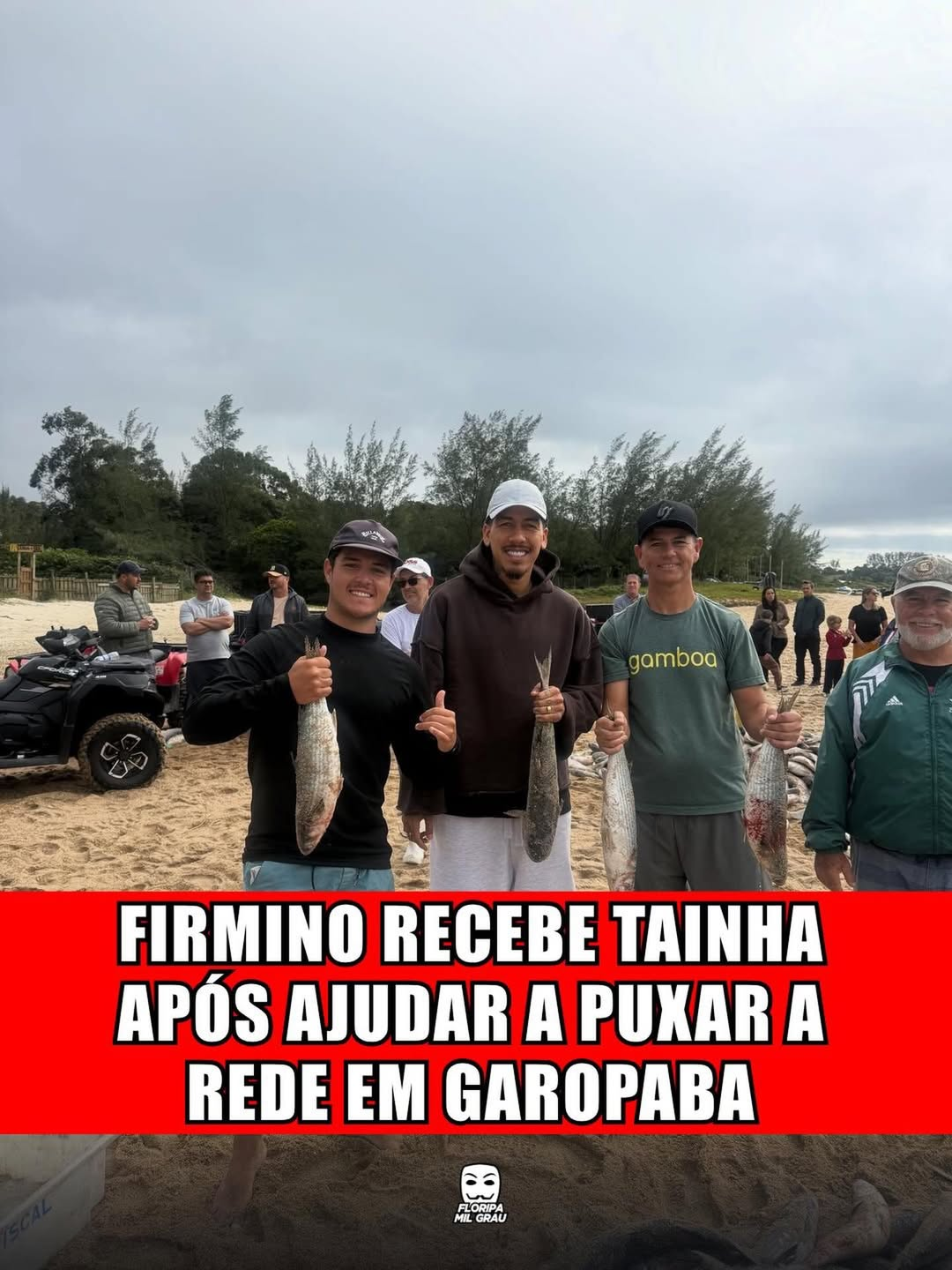 FIRMINO RECEBE TAINHA APÓS AJUDAR A PUXAR A REDE EM GAROPABA