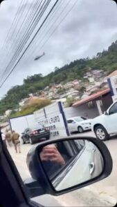 ADOLESCENTE É APREENDIDO PELA PMSC APÓS TROCAR TIROS COM A POLÍCIA EM MANGUE NA COSTEIRA
